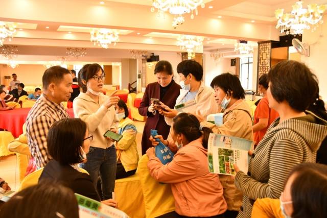 农村科技特派员专家们耐心解答参会人员问题